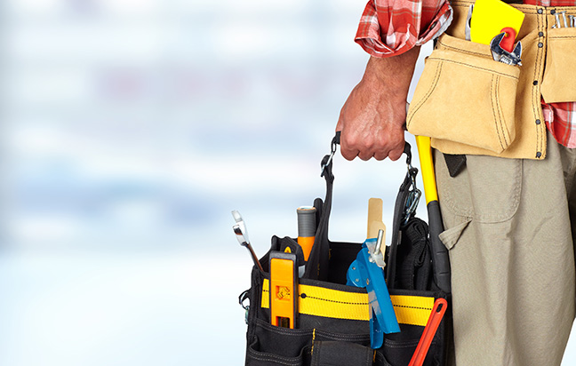An electrician holding a tool bag